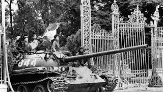 Xe tăng Bắc Việt tông sập cửa dinh Độc Lập ở Sài Gòn ngày 30 tháng Tư, 1975. Xe tăng Bắc Việt tông sập cửa dinh Độc Lập ở Sài Gòn ngày 30 tháng Tư, 1975.