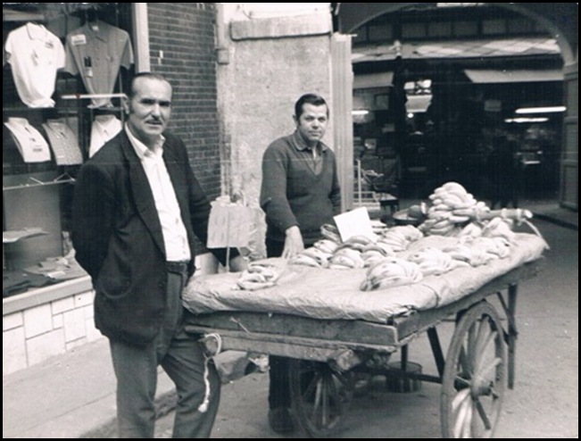 Vendedor ambulante de plátanos junto a la plaza Redonda. Ca. 1975.