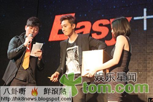 喬任梁返滬帥氣登台  雅痞造型捧場美男盛典