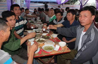 “Chén chú chén bác” trong một đám cưới ở Yên Bái, Tháng Mười Hai, 2018. “Chén chú chén bác” trong một đám cưới ở Yên Bái, Tháng Mười Hai, 2018.