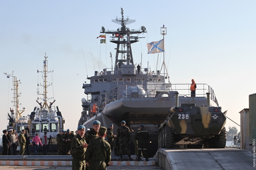 "Запад-2013": Погрузка белорусских военных на российские БДК