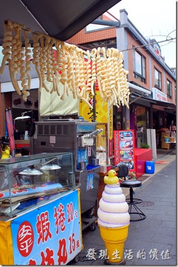 來自韓國的勾勾冰淇淋，還有旋轉版，這冰淇淋的特色就是可以兩頭吃，特別適合情侶一個人吃一邊。