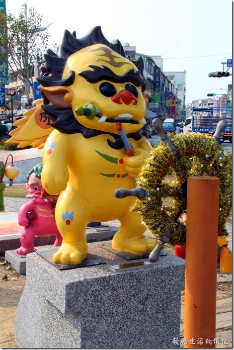 台南-安平劍獅公園-護國將軍。帶頭的黃色劍獅取名為「護國將軍」，代表人物是鄭成功，其象徵是手持尚方寶劍，背後插著令旗，一副威風廩淋的站在眾劍獅的最前面。
