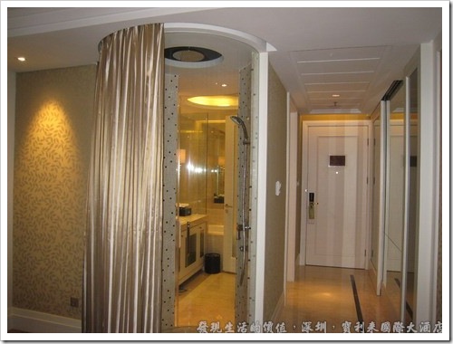深圳寶利來國際大酒店，房間的浴室是它的特點，淋浴間有個透明的玻璃，只要把簾子拉開，淋浴時也可以看電視。