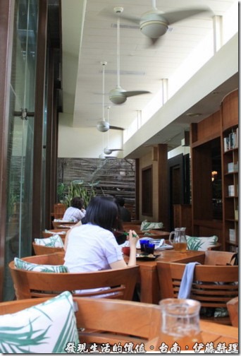 台南伊藤日本料理，進入餐廳後的左手邊就是一大片落地窗的座位，這裡的光線充足，可以看看書寫寫字，吃飯聊天的好場所。
