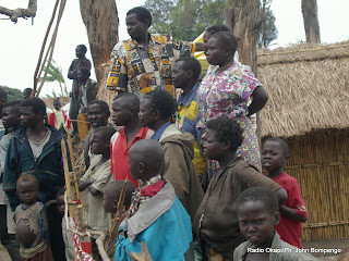 A coté de leur maison d'habitation, les membres d'une même famille suivent le passage du cortège du gouverneur du Nord-kivu, lors de sa première visite officielle à Rutshuru après le conflit Ph John Bompengo/ Radio Okapi