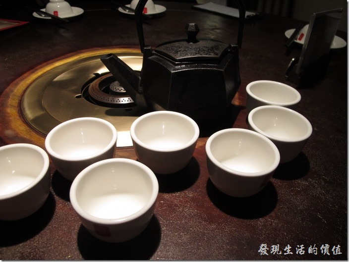 台北-鼎王長安東店。好特別的茶壺，而且很重。