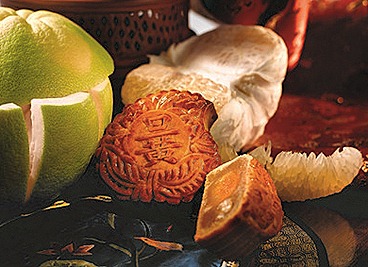 Szechuan Court Baked Peach-shaped Mooncake with Single Yolk & Macadamia Nut