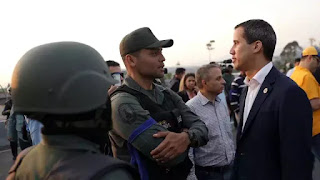 Tổng Thống lâm thời Juan Guaidó đang nói chuyện với Vệ Binh Quốc Gia ly khai. Tổng Thống lâm thời Juan Guaidó đang nói chuyện với Vệ Binh Quốc Gia ly khai.
