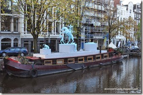 Amsterdam. Barco con estatua verde - DSC_0034