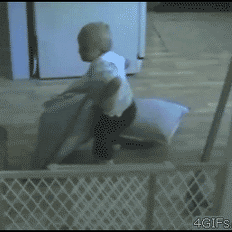 Gif divertido de un bebé saltando la barrera
