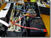 Mustek PowerMust 400 USB со снятой крышкой