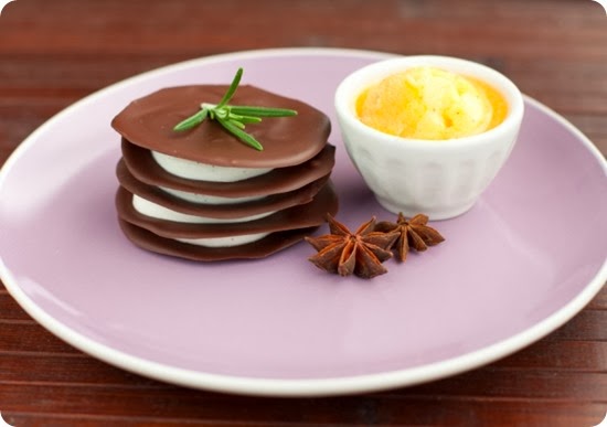 Millefoglie al cioccolato con crema di ricotta e sorbetto ai cachi Millefoglie al cioccolato con crema di ricotta e sorbetto ai cachi