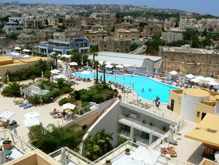 21. Acoperisul hotelului Intercontinental Paceville Malta.JPG