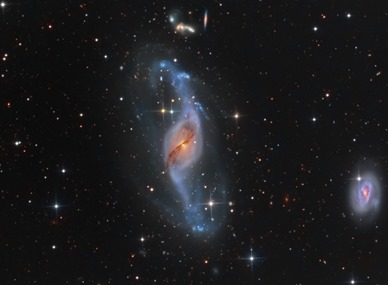 galáxia NGC 3718