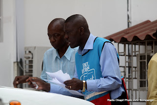 Un agent électoral de la Ceni assiste un candidat à la députation Nationale 2011, au Bureau de réception des candidatures. Radio Okapi/ Ph. John Bompengo