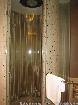 深圳寶利來國際大酒店，左邊是把簾子拉上時的淋浴間，有私秘感