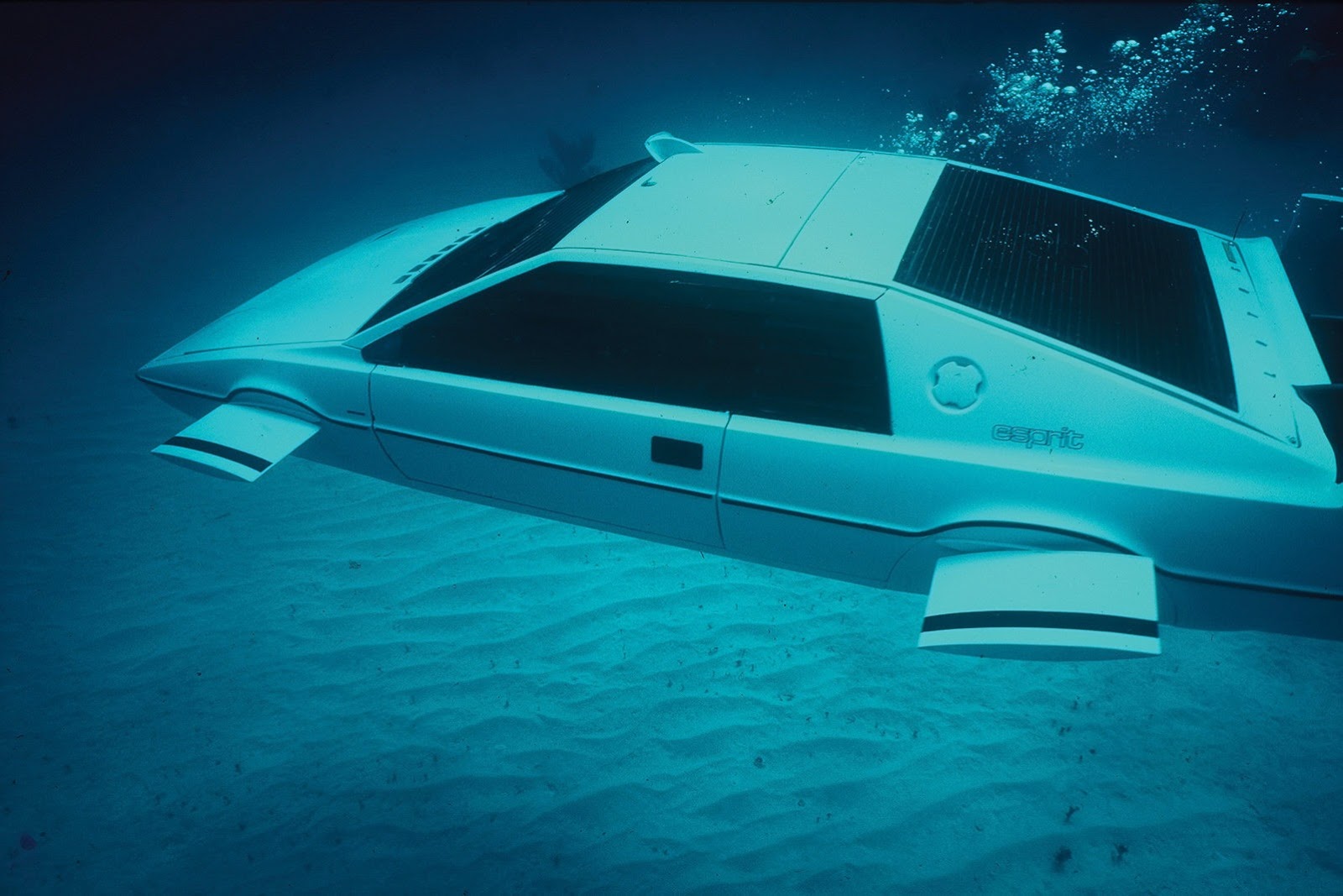 [Elon-Musk-Bond-Esprit-21%255B5%255D.jpg]