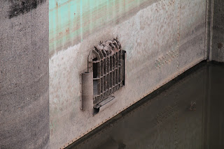 ローラーゲートの扉体に付属する放流用内蔵ゲート