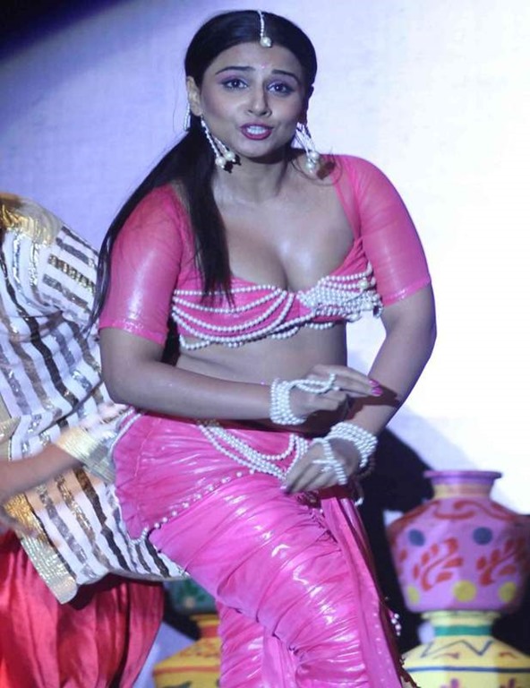 [vidya%2520balan%2520extremely%2520hot%2520%25284%2529%255B3%255D.jpg]