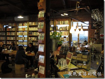 [台南]《a room，房間》。咖啡館內有一整排的書牆，還有獨立的書架，真的到處都是說，裡頭皇冠的書不少。
