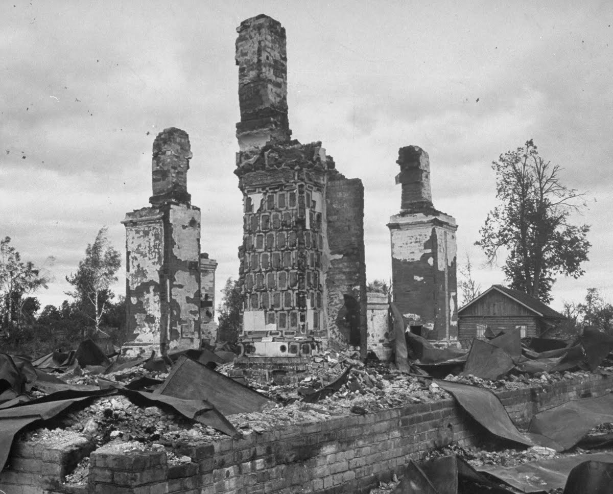 Разрушенный поселок. Сожженные города деревни в годы войны 1941-1945. Разрушенная деревня 1945 ВОВ. Войны 1941 разрушенные деревни. Разрушенный деревенский дом после войны в Белоруссии.