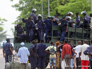 Des proches des personnes interpelés négocient avec la police le 23/12/2011 à Kinshasa, lors d’une manifestation relative à la prestation de serment d’Etienne Tshisekedi. Radio Okapi/ph. John Bompengo