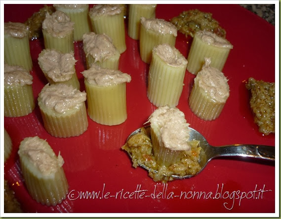Stuzzichini di pasta con salsa tonnata e patè di carciofi (11)