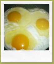 Panino con uova strapazzate e pancetta (1)