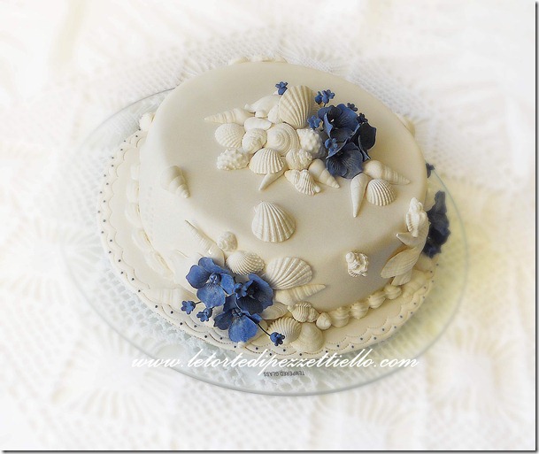 Torta con conchiglie e fiori blu