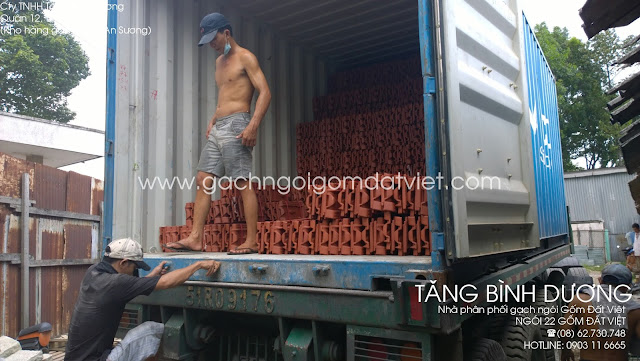 Ngói 22 Gốm Đất Việt trên xe container Ngói 22 Gốm Đất Việt trên xe container