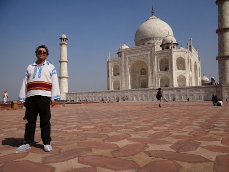 17. In papuci, la Taj Mahal.JPG