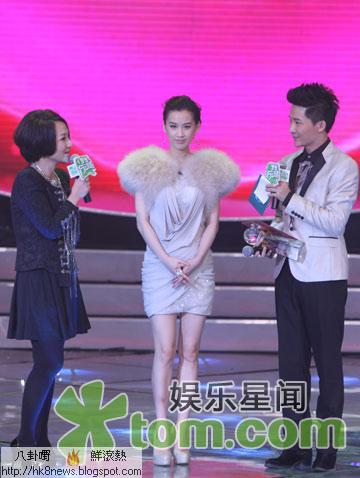 黃聖依出席《名人堂》頒獎 獲封“80星偶像”