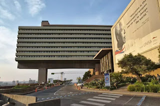 Cổng trường Đại học Nam Phi (Unisa), trường đại học lớn nhất Phi Châu.