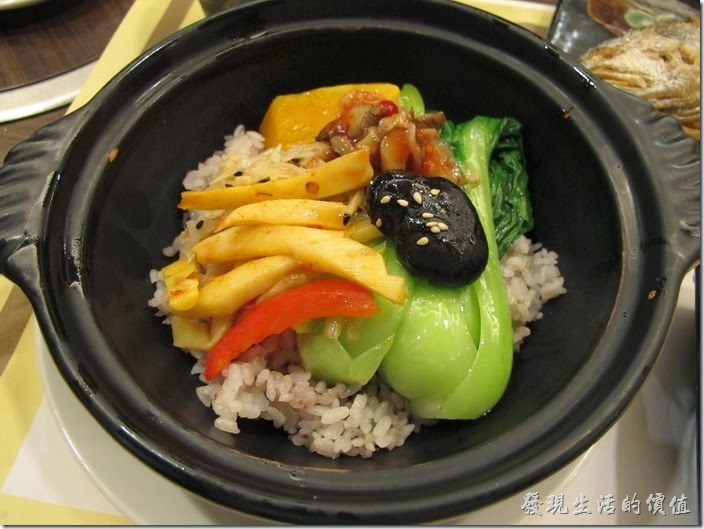 台南-碧蘿春炭索餐坊。這套餐的米飯用的是砂鍋，裡頭裝是糙米飯耶！上面還放有青江菜、筍乾、南瓜、香菇、紅椒…等配菜，感覺蠻營養的。