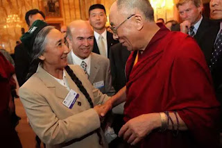 Bà Rebiya Kadeer cùng với Dalai Lama, đứng đầu chánh phủ Tây Tạng lưu vong