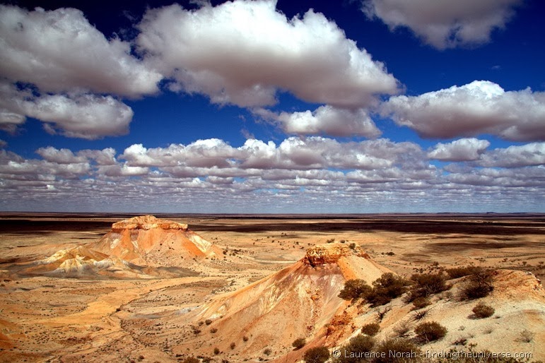 Farbige Wüste Australisches Outback Cooper Pedy Wolkenhimmel
