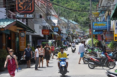 A côté des quais où nous étions arrivés la veille se trouve le village principale avec tous les commerces et restaurants qui vont bien.