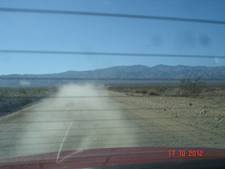 Death Valley California: Drumuri prafuite ca la noi acasa.JPG