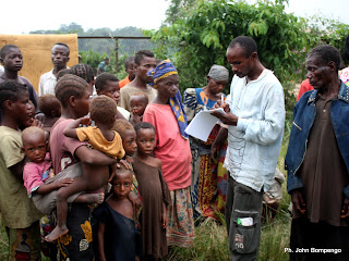 Carnet à mains, un préposé du HCR entrain d’enregistrer une famille de pygmées dans un centre des déplacés de Dongo(RDC) à Betou(RCA) le 18/11/2009. Ph. Don John Bompengo