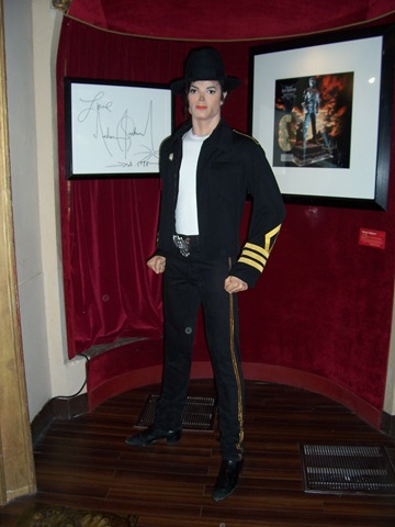 [2011.08.15145MichaelJackson2.jpg]