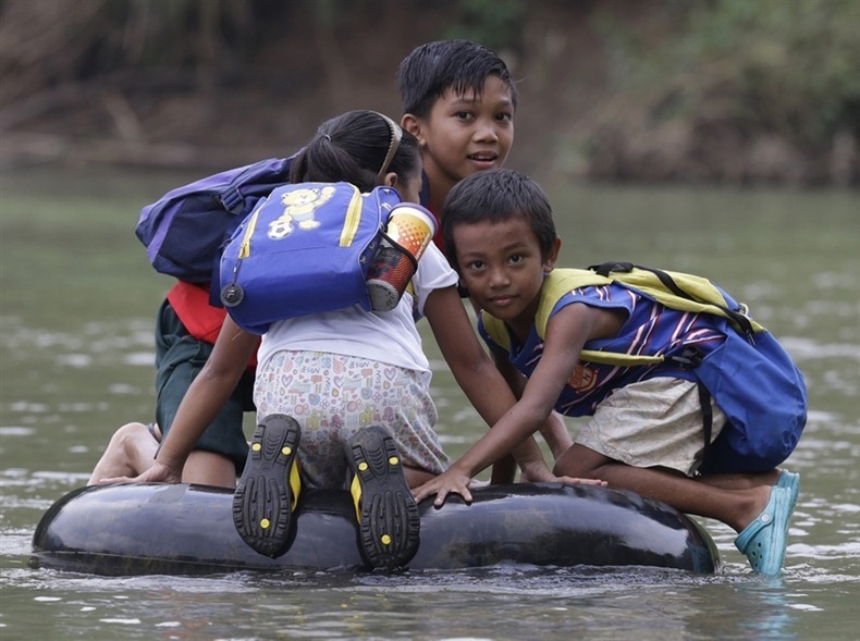 risking-lives-for-school-29