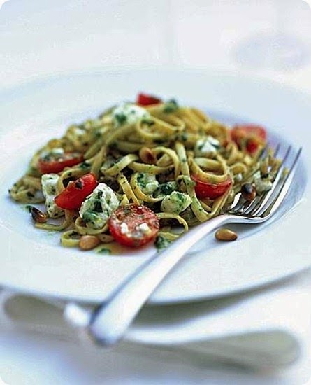 Tagliolini con pomodorini, basilico e formaggio