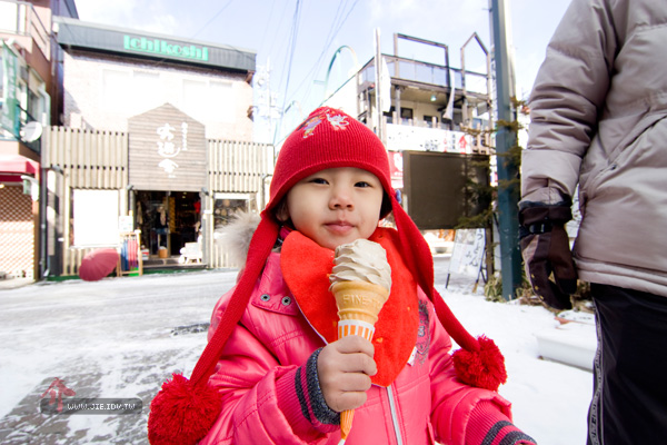 日本輕井澤小孩吃冰桶