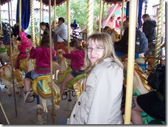 2012.07.12-022 Stéphanie dans le carrousel de Lancelot