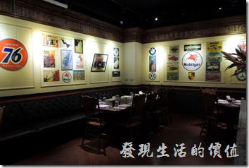 台北-佩斯坦咖啡館。這是二樓，牆上有許多懷舊的海報及商標。