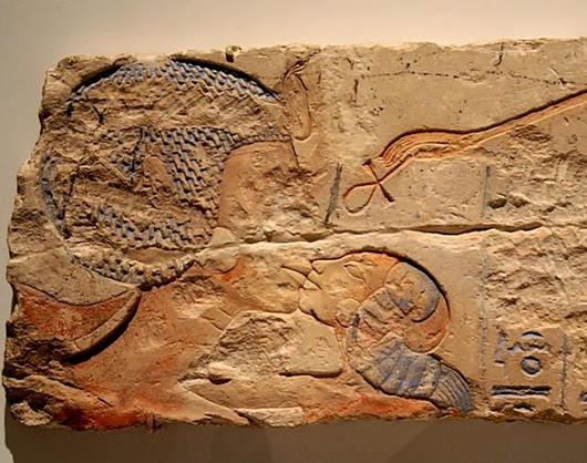 2-Известняковый-рельеф.-нефертити-целует-дочь-1352-1336-до-н.э.