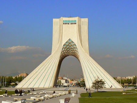 01. Turnul Azadi - Teheran.JPG