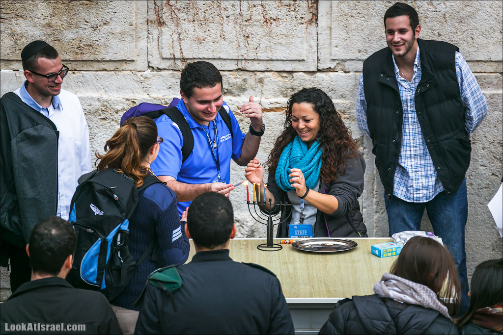Ханука в старом городе в Иерусалиме. LookAtIsrael.com - Фото путешествия по Израилю | Hanukkah in Old City of Jerusalem | חנוכה בעיר העתיקה ירושלים