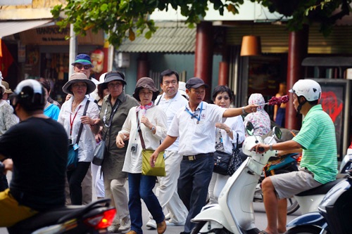 How to Cross The Street Safely in Vietnam - TNK Travel